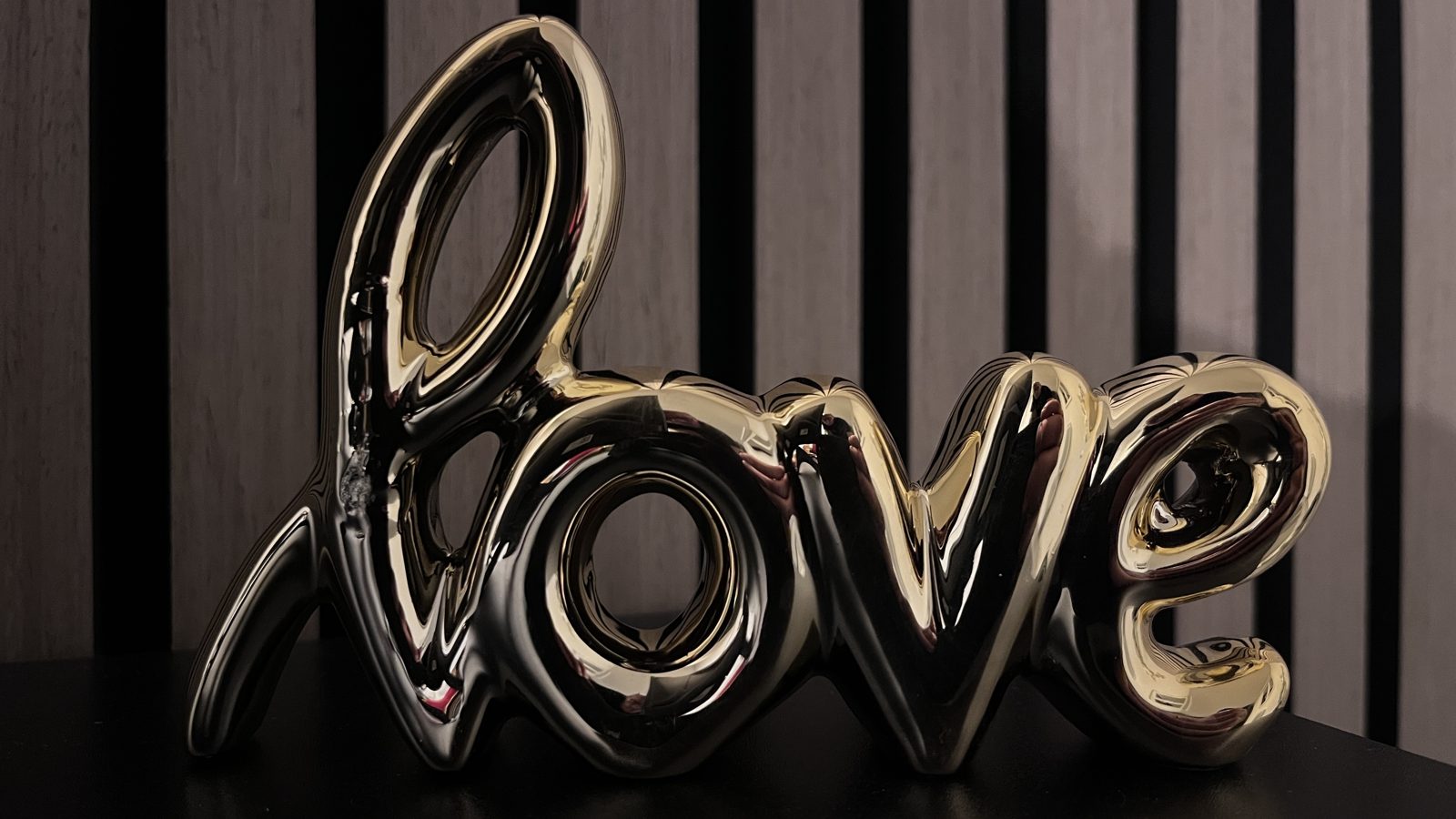 Décoration « love » dorée