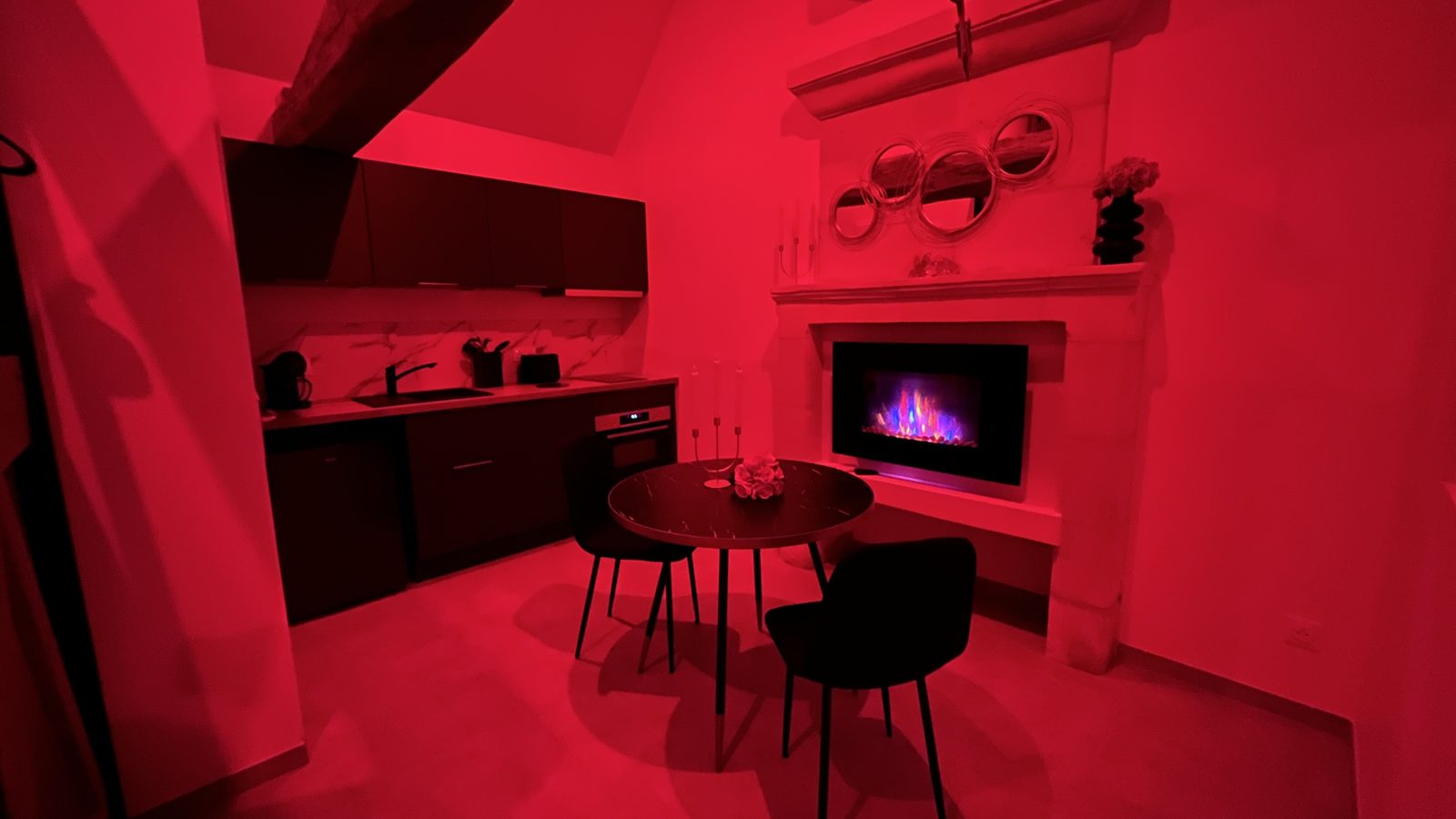 Le séjour en ambiance tamisée, cheminée allumée