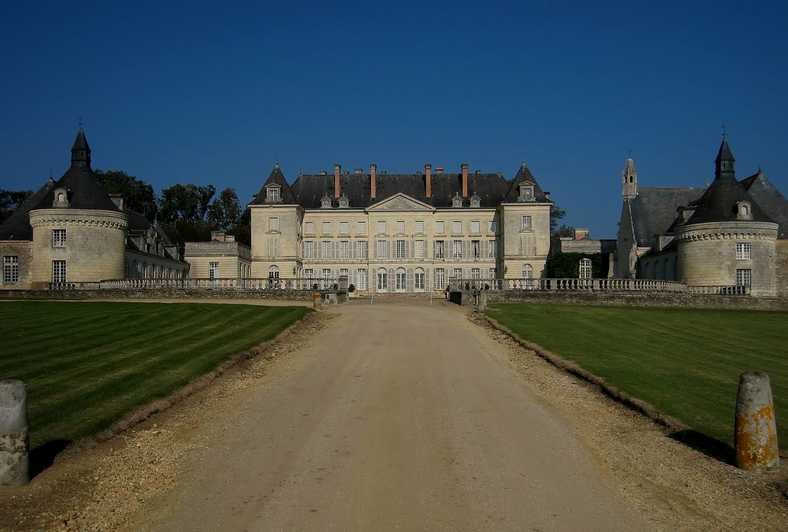 Le château de Montgeoffroy et son allée d'honneur